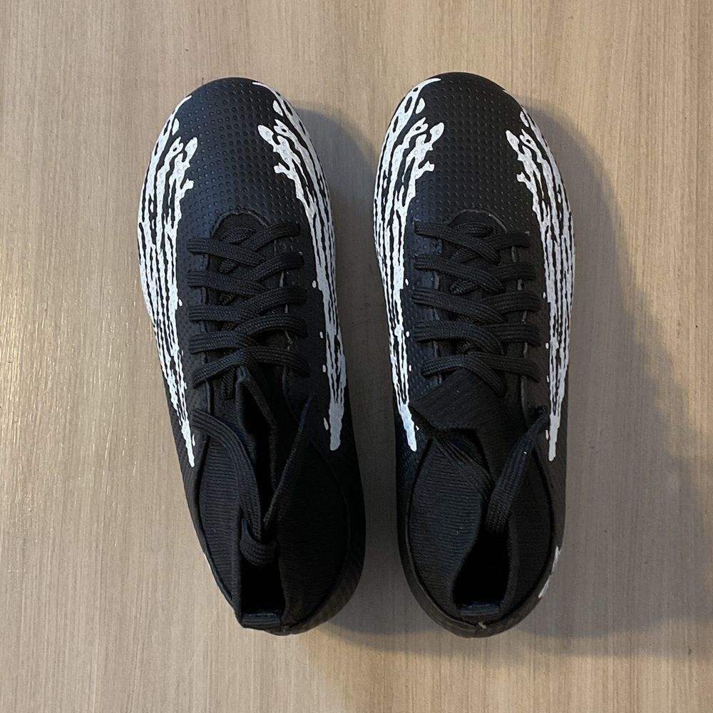 Stylish Black and White Kids Cleats/soccer shoes.
EU size 32